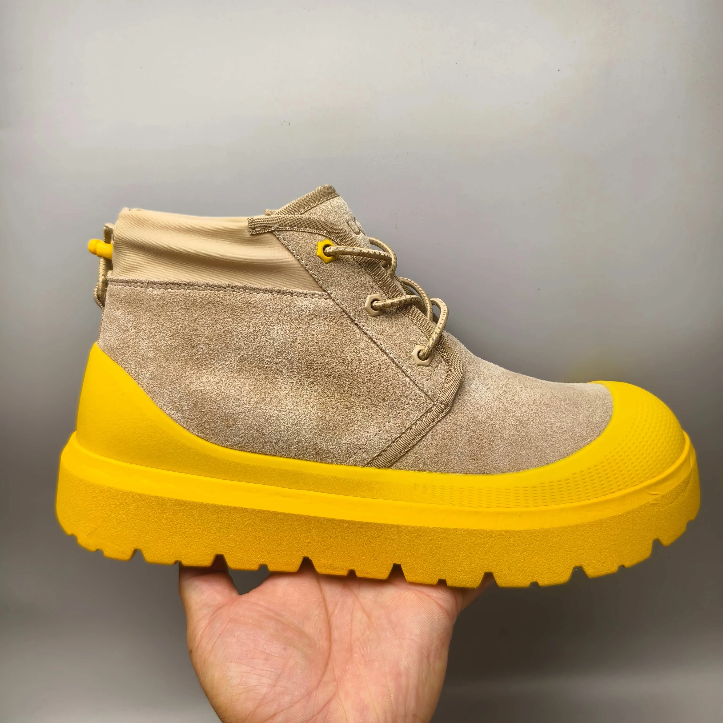 Couple model 👫 💰560 UGG sheepskin all-in-one snow boots 3991 Tasman Weather Hybrid snow boots 👢 Wang Yibo's same 👏 classic Tasman shoe model is added with a large orange sole, functional color contrast design, environmentally friendly waterproof and snowproof material, which is both fashionable and functional. At the same time, it is paired with the new UGG Keen furry color-blocking jacket. Bright orange and maroon collide to create a new light outdoor style and open up a new travel experience in early autumn! Using the best materials, the 17mm fur integrated surface is warmer and breathable, and the outsole is upgraded to a lightweight and wear-resistant light wing technology outsole!  Color: Black White Red Blue Light Gray Dark Gray Military Green Yellow Size: 35-45